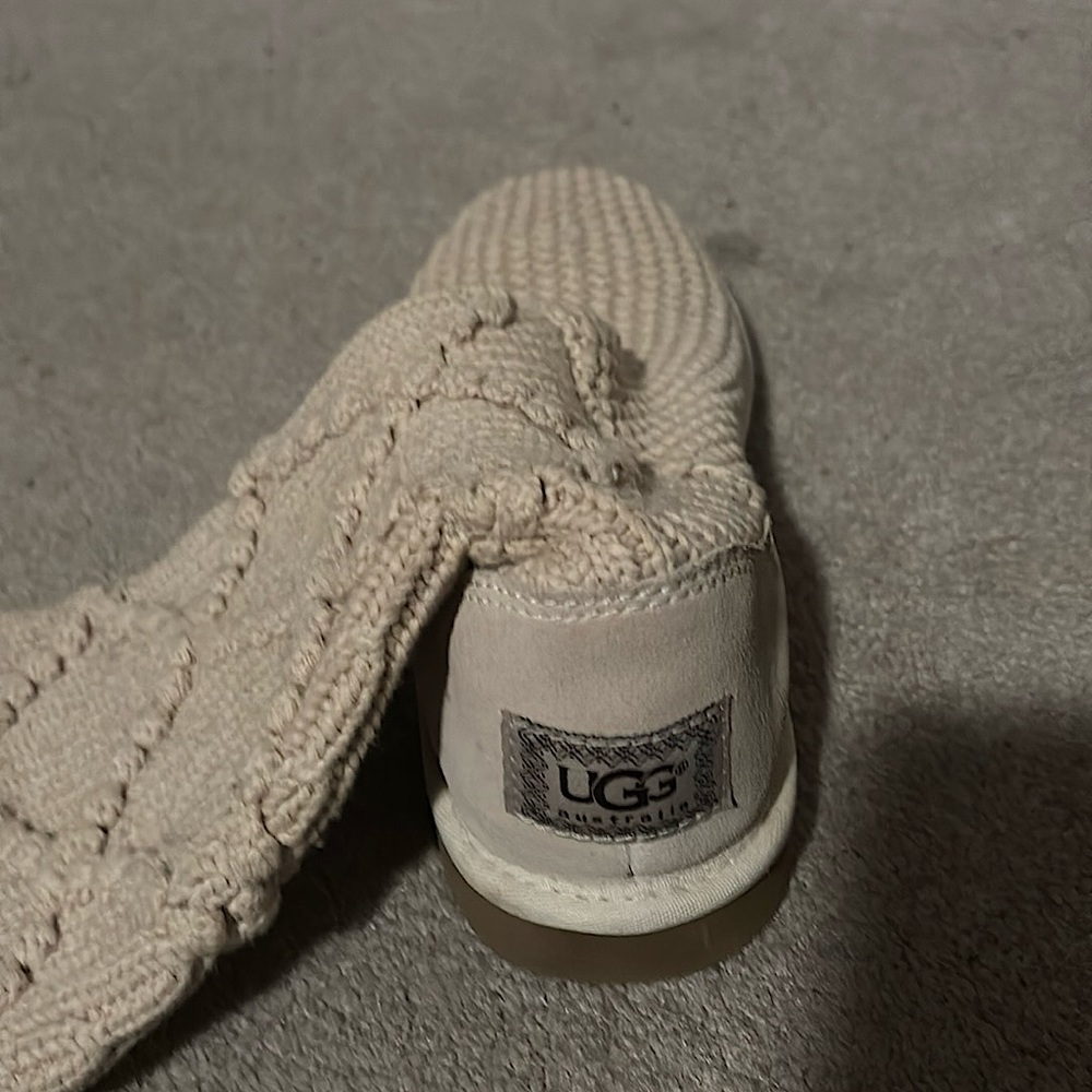 Brand New Ugg knit cream colored high boot with knitted circle pattern size 8